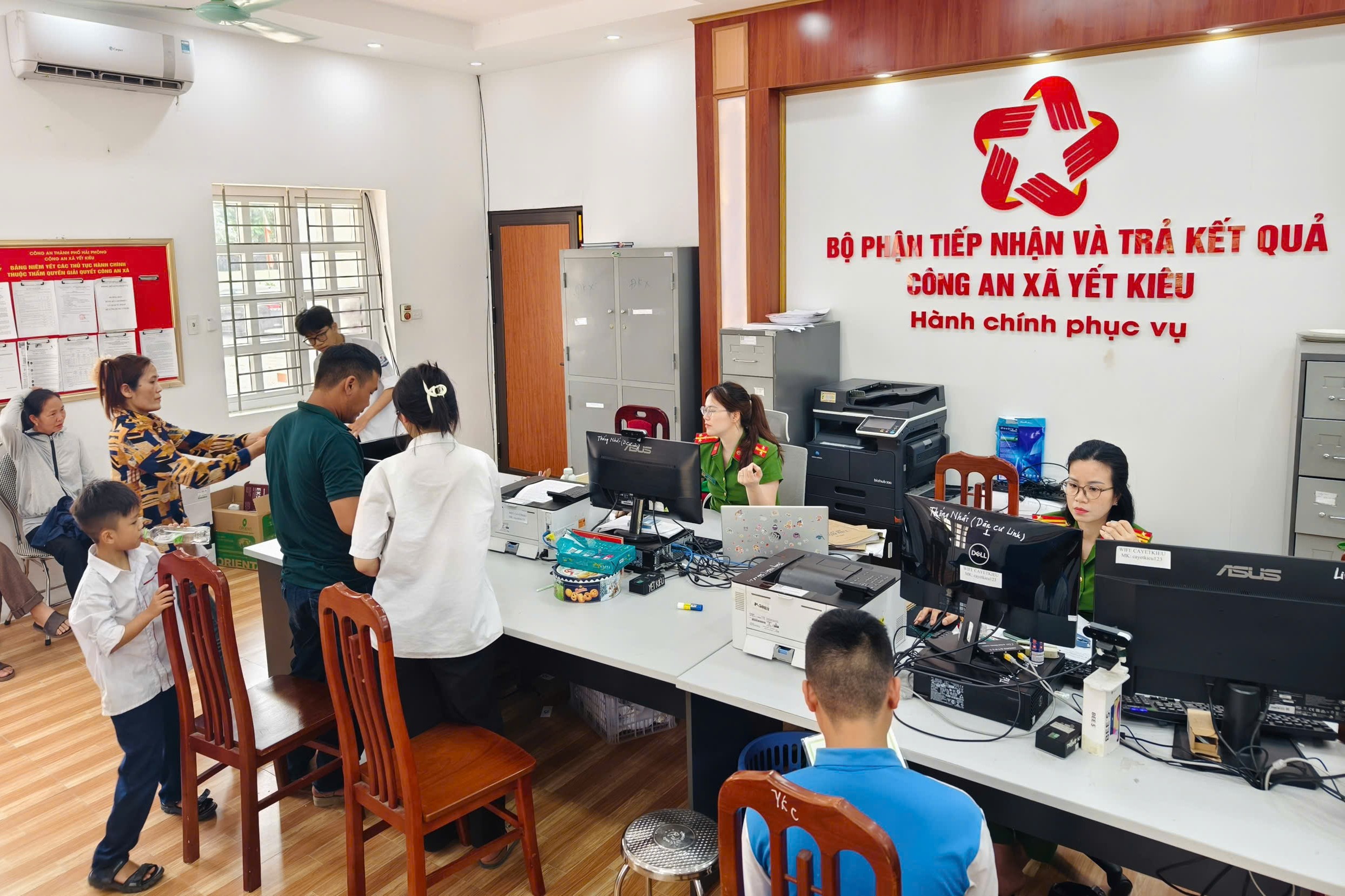 Cán bộ, hội viên nữ Công an xã Yết Kiêu tích cực tham gia hoạt động thu nhận, hướng dẫn cấp tài khoản định danh điện tử cho học sinh